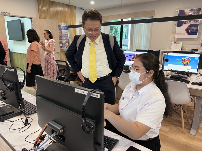 帕堯大學學生詢問陳校長有關到台灣學習中文相關資訊 Students at the University of Phayao inquire with President Chen about opportunities to study Chinese in Taiwan.