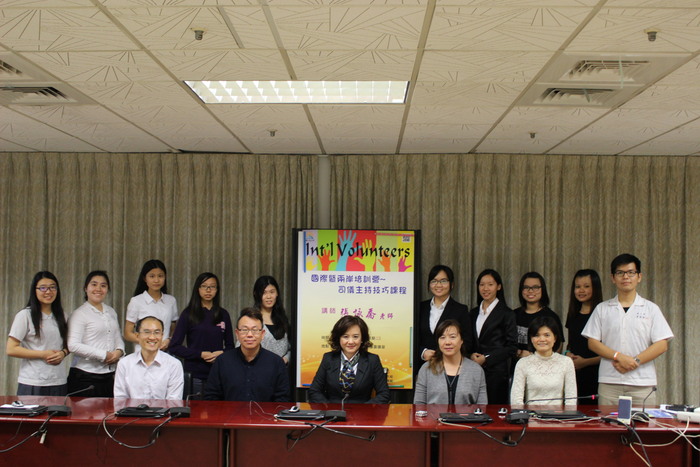 NPTU Int'l & Cross-Strait Volunteers learn how to host a meetingImage
